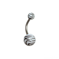 Navelpiercing met witte tijgerprint van acryl en chirurgisch staal, licht en comfortabel.