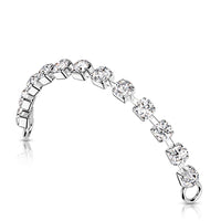 Zilverkleurige piercing ketting met kristallen accenten, gemaakt van chirurgisch staal.