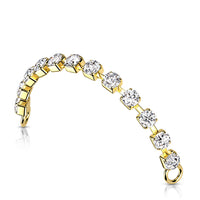 Goudkleurige piercing ketting met kristallen accenten, vervaardigd uit chirurgisch staal.